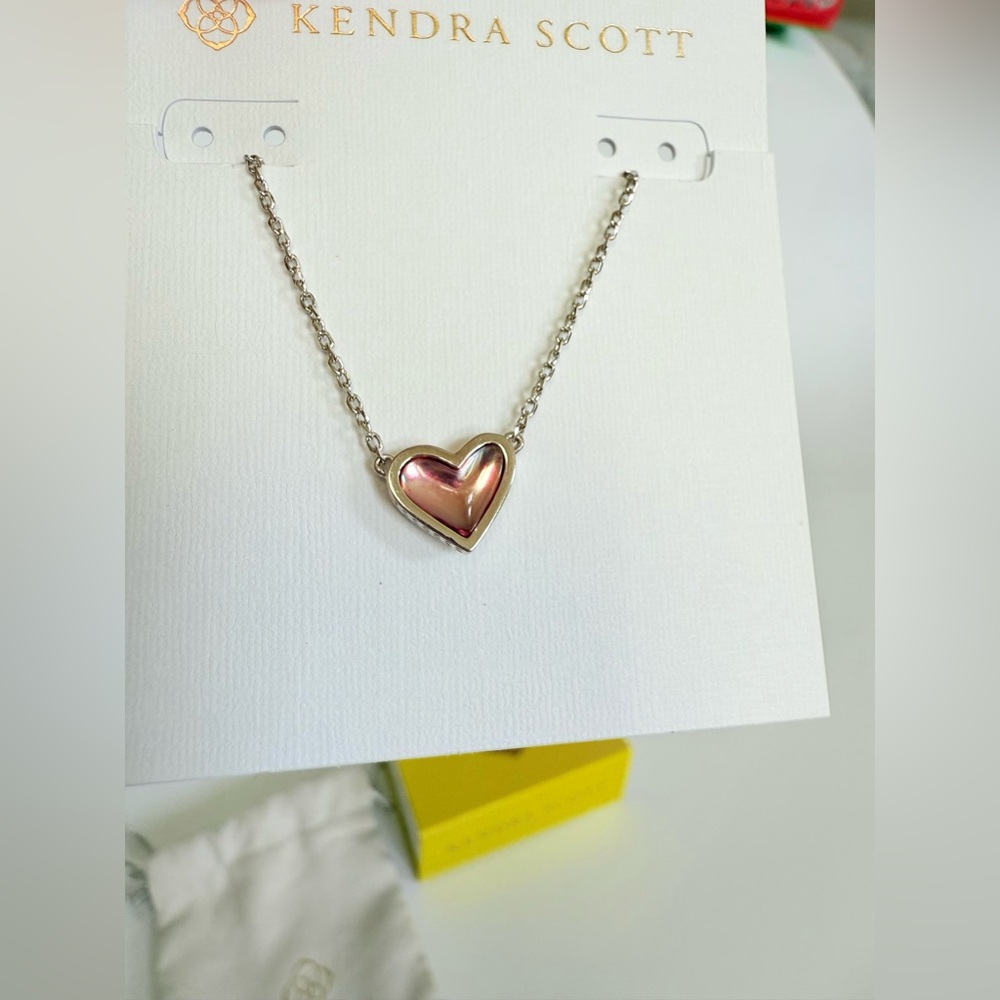 KENDRA SCOTT Framed Ari Heart Pendant Necklace Pink Blush Diachronic Glass NWT - Picture 5 of 11